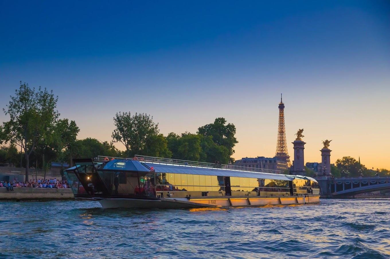 Bateaux Mouches is an elegant Dinner Cruise